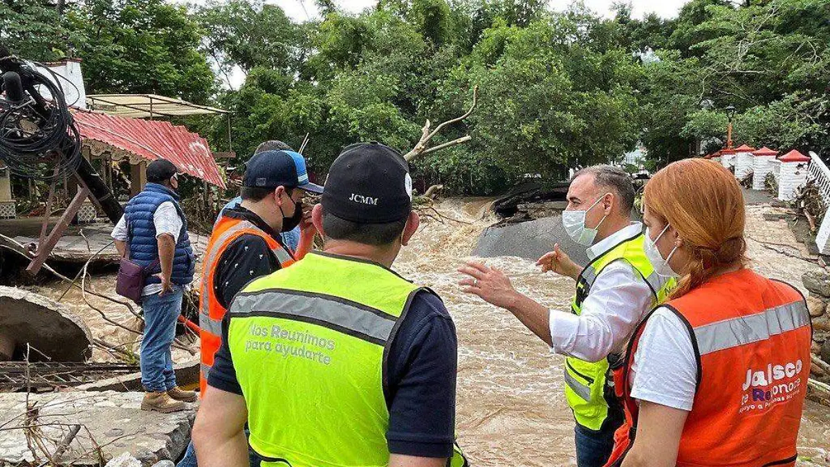 Alberto Esquer visita los lugares afectados por el paso de Nora por Jalisco